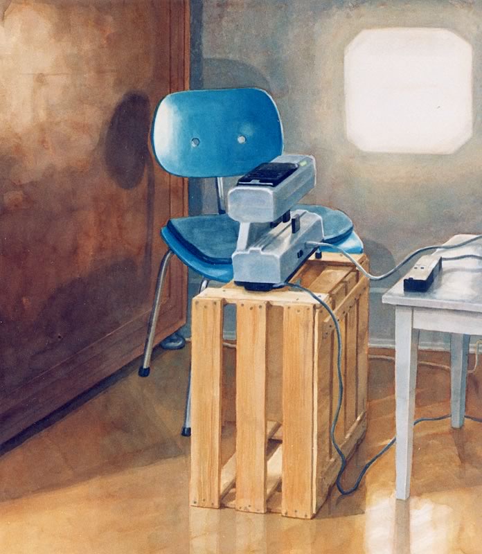 Aquarell: Ein blauer Stuhl auf einer Holzkiste, darauf ein Diaprojektor, links ein Schrank, rechts ein weißer Tisch mit Steckdosenleiste, im Hintergrund ein helles Fenster.