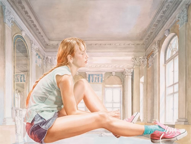 Aquarell: Eine junge Frau mit langem geflochtenem Zopf sitzt im Profil auf dem Boden eines weißen Saals mit Säulen, Bogenfenstern und Stuckdecke, sie trägt ein helles Shirt, kurze Hosen und rosa Turnschuhe.