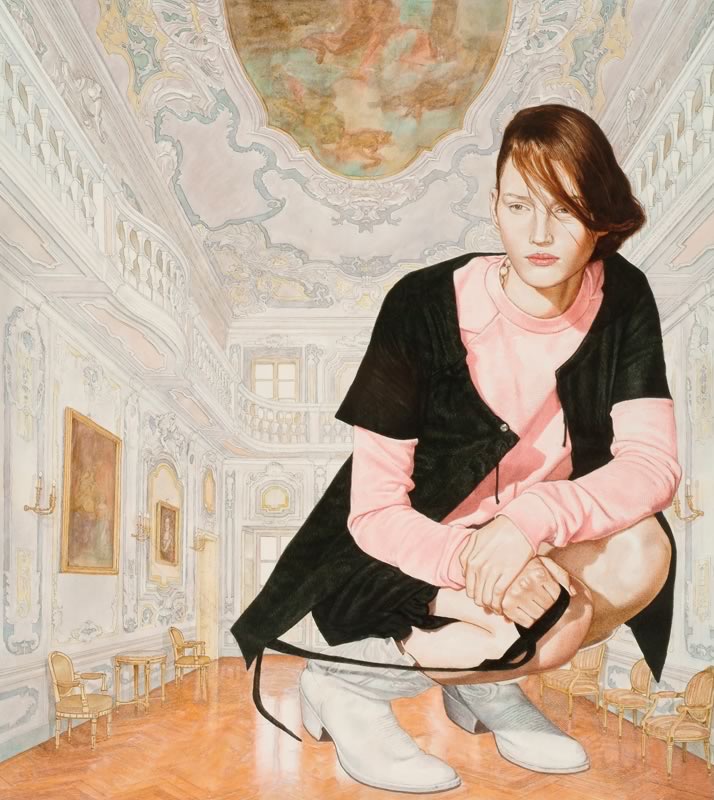 Aquarell und Tusche: Eine junge Frau in rosa Pullover und schwarzem Oberteil hockt in weißen Stiefeln in einem prunkvollen Saal mit Deckengemälde, Balkon und Stühlen.