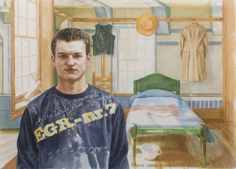 Aquarell: Ein junger Mann in dunkelblauem Pullover mit gelber Aufschrift „EGR-nr.7“ vor einem Schlafraum mit grünem Bett, Fenster und aufgehängter Kleidung.