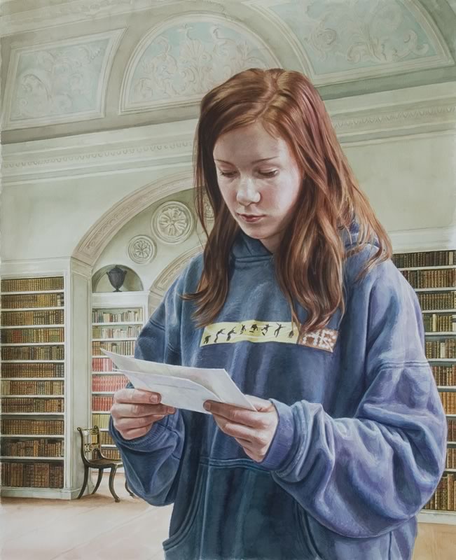 Aquarell: Ein Mädchen mit langen rotbraunen Haaren in blauem Kapuzenpullover liest einen Brief, hinter ihr eine Bibliothek mit hohen Bücherregalen und verzierter Decke.