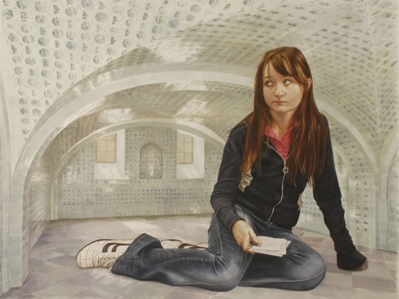 Aquarell: Ein Mädchen in dunkler Jacke und Jeans sitzt auf dem Boden eines Gewölbes, dessen Wände und Decke mit weißen Fliesen bedeckt sind, in der Hand hält sie Notizzettel.