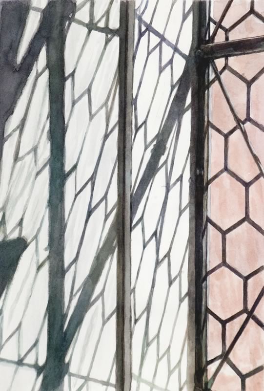 Aquarell: Ausschnitt eines Fensters mit sechseckigen Bleiverglasungen in Weiß und Rosa, dazwischen dunkle Fensterstreben.