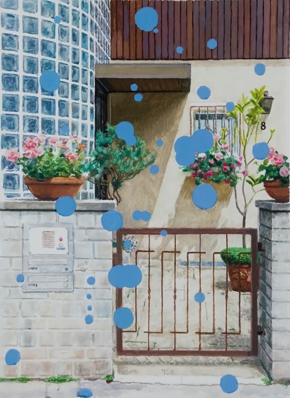 Gouache: Ein Gartentor aus Metall vor einem Haus mit Glasbausteinen und Blumentöpfen, über dem Bild schweben blaue Punkte.