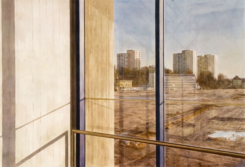 Aquarell: Blick durch eine Glasfront auf eine Brache mit Wohnhochhäusern im Winterlicht, links Wand und Pfeiler, unten ein goldenes Geländer.