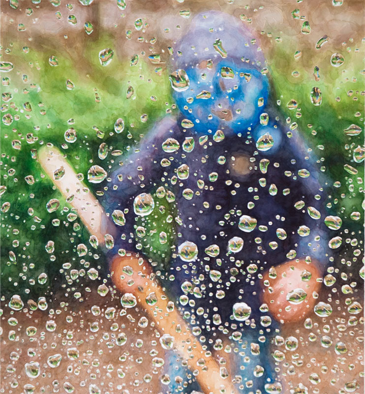 Aquarell: Ein Kind in blauer Kapuze und dunkler Jacke, durch eine Fensterscheibe voller Regentropfen gesehen, vor grüner Wiese, es hält einen Holzstab.