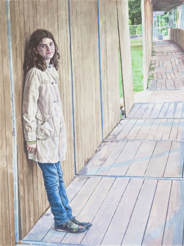 Aquarell: Ein Mädchen mit lockigem Haar in beigem Mantel und Jeans lehnt an einer Holzwand und lächelt, neben ihr führt ein Holzsteg entlang.