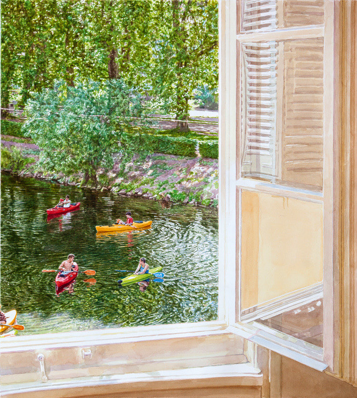 Aquarell: Blick aus einem offenen Fenster mit Fensterladen auf einen Fluss, auf dem vier Menschen in roten und gelben Kanus paddeln, am Ufer Bäume.