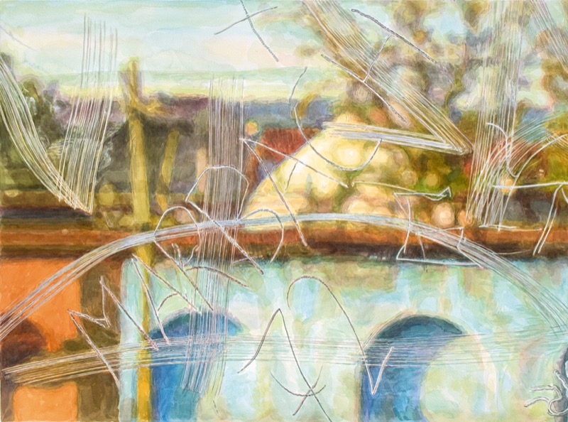 Aquarell: Eine farbige Landschaft mit Häusern, Brücke und Bäumen, darüber liegen weiße Kratzlinien und Schwünge.