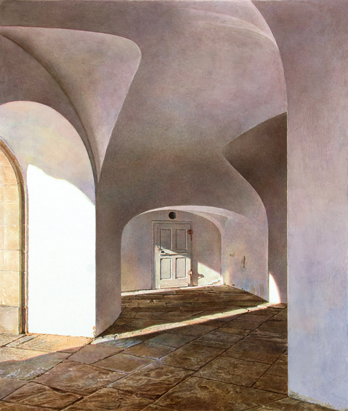 Aquarell: Ein Gewölbegang mit weißen Bögen und Steinboden, im Sonnenlicht, im Hintergrund eine helle Holztür.