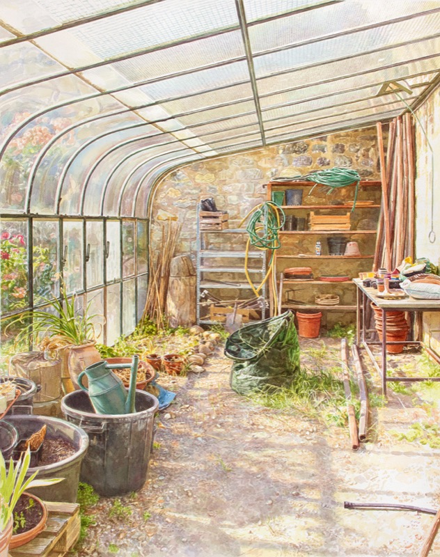Aquarell: Ein Gewächshaus mit gebogenem Glasdach und einer Steinwand, darin Tontöpfe, Gießkanne, Gartenschläuche, Regale und ein Tisch.