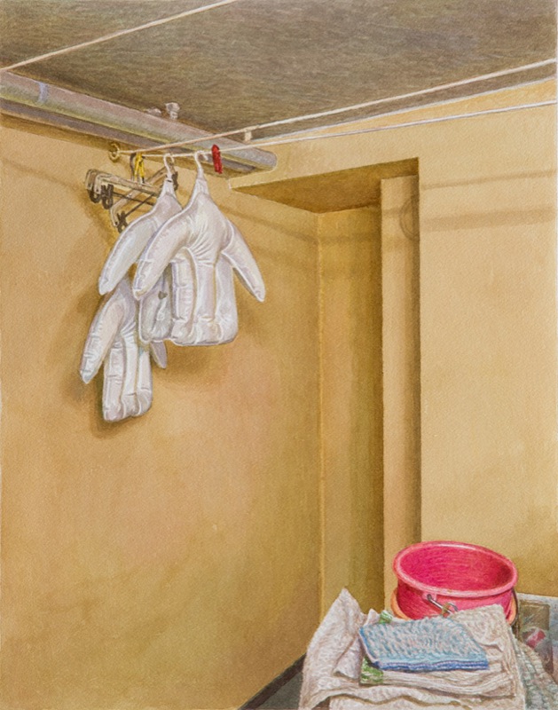 Aquarell: Zwei aufgeblasene Plastikhandschuhe hängen an einer Leine vor einer gelben Wand, rechts unten ein rosa Eimer und gefaltete Tücher.