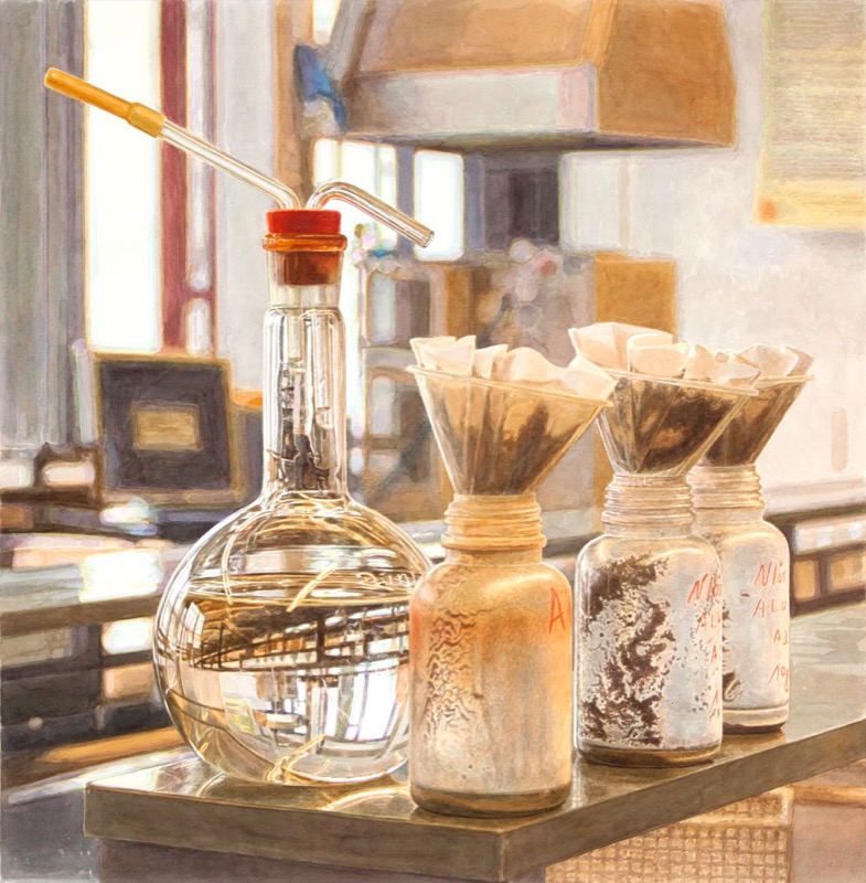 Aquarell: Ein Rundkolben mit Glasrohr und Stopfen auf einem Labortisch, daneben drei Trichter mit Filterpapier auf Flaschen, im Hintergrund ein helles Fenster.