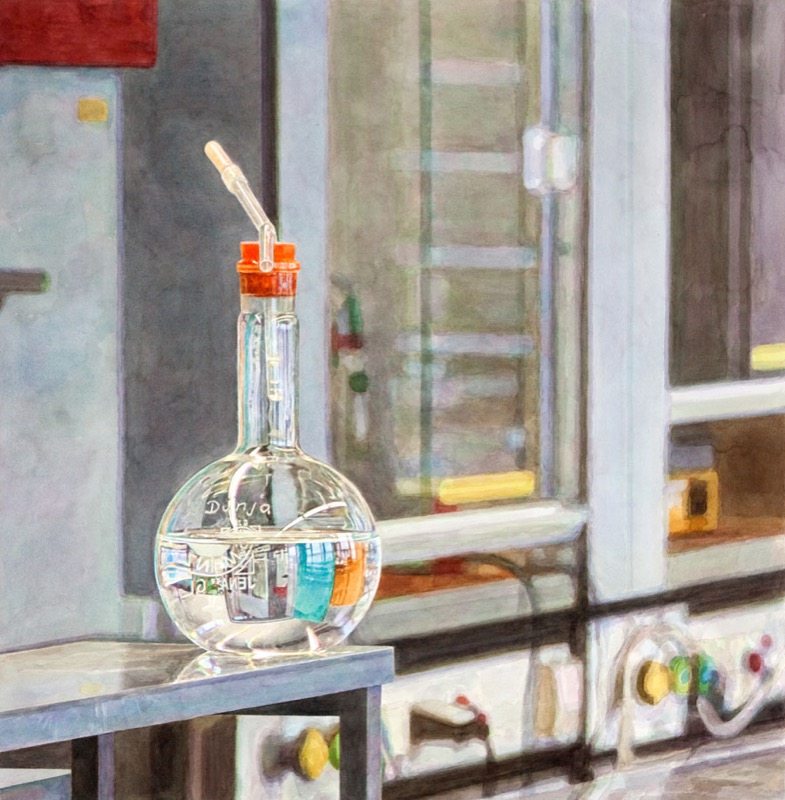 Aquarell: Ein Rundkolben mit orangefarbenem Stopfen und Glasrohr auf einem Metalltisch vor einem grauen Laborschrank.