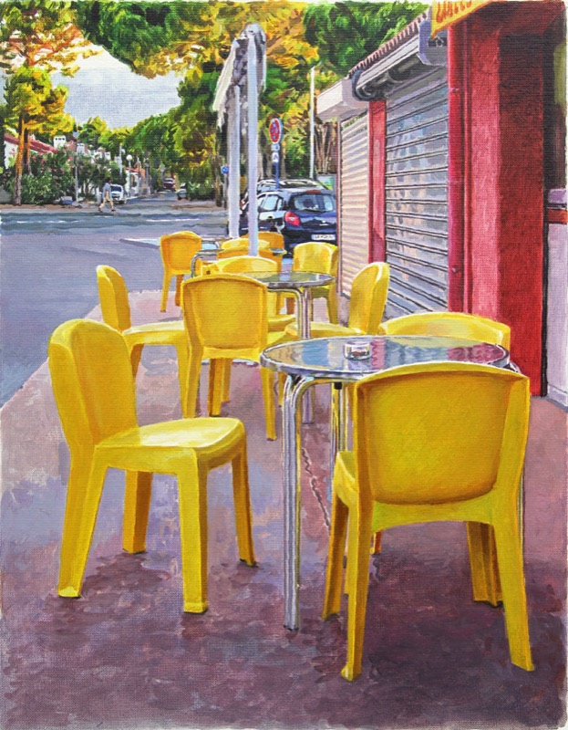 Acrylbild: Gelbe Kunststoffstühle und runde Metalltische auf dem Gehweg vor einem Café mit rotem Rolladen, dahinter eine Straße mit Bäumen.