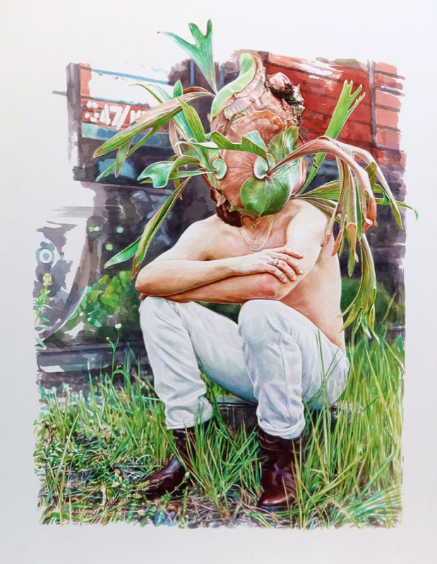 Aquarell: Ein Mann in weißer Hose und Stiefeln hockt im Gras vor einem roten Waggon, statt des Kopfes trägt er eine große Geweihfarn-Pflanze.