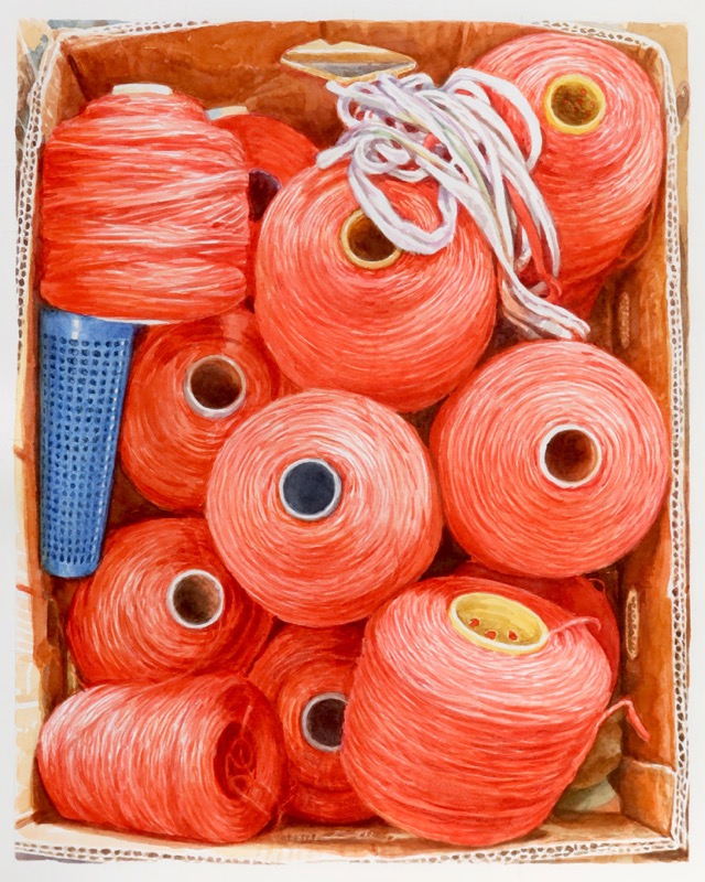 Aquarell: Rote Garnspulen mit Fäden und einer blauen Kunststoffhülse in einem Karton.
