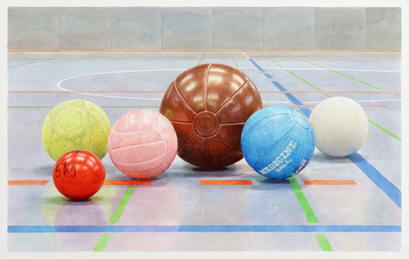 Aquarell: Sechs Bälle in einer Reihe auf grauem Hallenboden, darunter ein roter 5-Kilo-Ball, ein gelber Handball, ein rosa Volleyball, ein großer brauner Medizinball und ein blauer Ball.