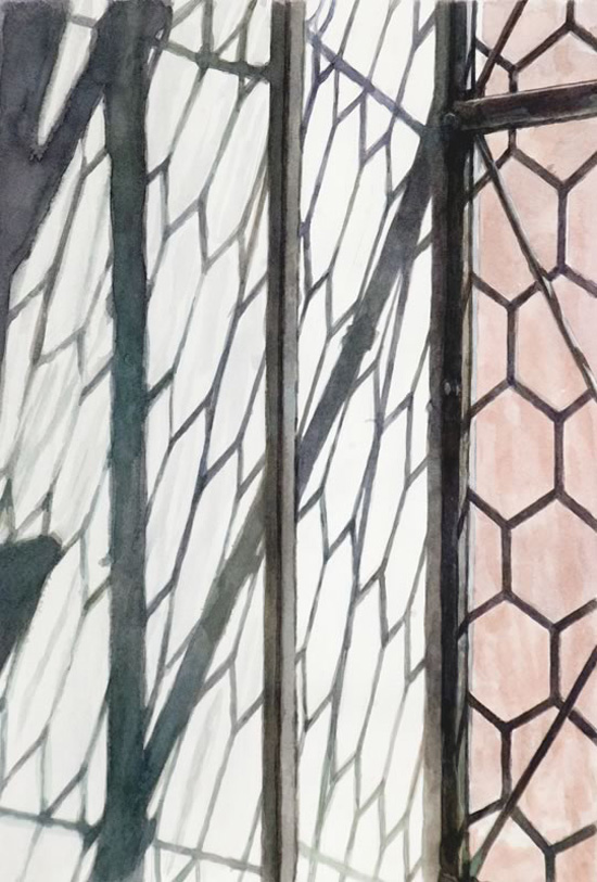 Aquarell: Dunkle Fensterstreben und Bleiverglasung mit Wabenmuster, links fallen ihre Schatten auf eine helle Fläche, rechts sind die sechseckigen Scheiben rosa getönt.