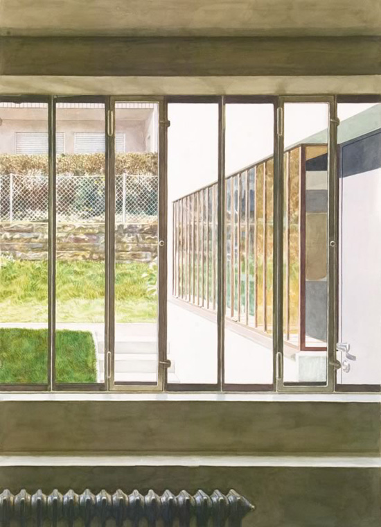 Aquarell: Blick aus einem Fenster mit schmalen Metallrahmen auf Rasen, Treppenstufen, eine Mauer und ein Nebengebäude mit verglaster Wand, unten ein Heizkörper.