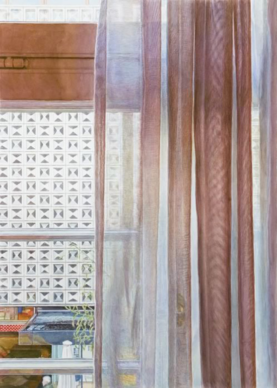 Aquarell: Ein durchscheinender Vorhang in Braun und Weiß vor einem Fenster, dahinter eine helle Fassade aus Waben mit Dreiecksmuster.