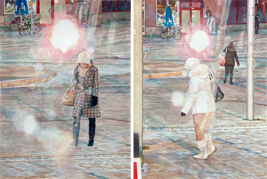 Zwei Aquarelle nebeneinander: links eine Frau in kariertem Mantel und weißer Mütze, rechts eine Frau in weißer Jacke und weißen Stiefeln, beide gehen über einen nassen Platz, hinter ihnen blenden helle Lichtflecken.